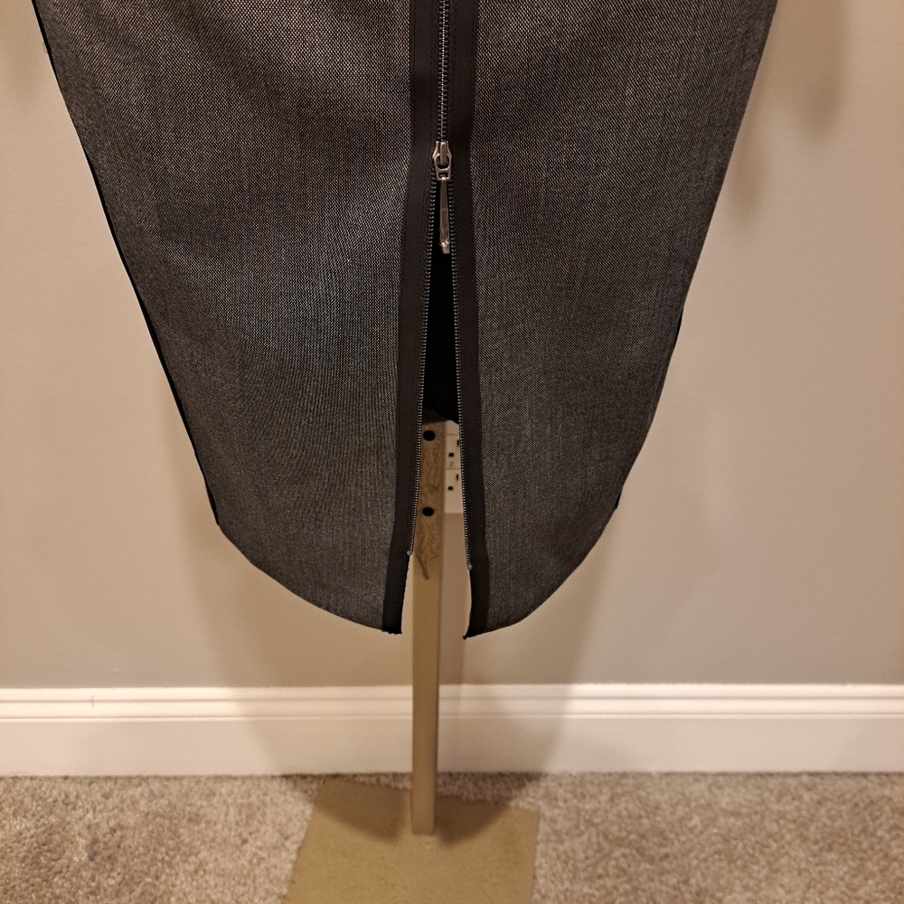 Elie Tahari Mila Black & Grey Short Sleeve Pencil Dress With Point Zipper - Picture 5 of 9